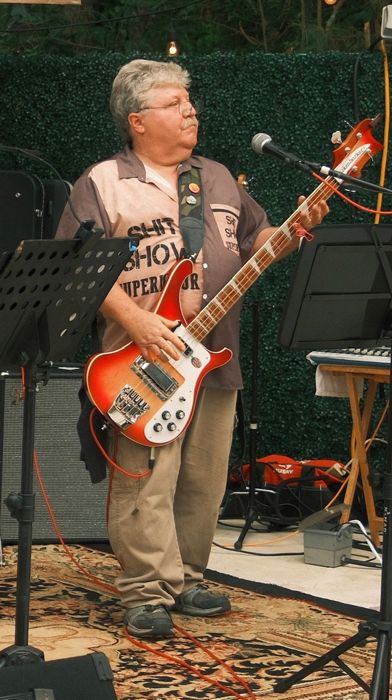 Matt Daniels on the Rickenbacker bass